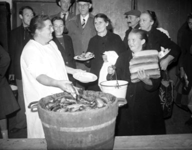 Viering Leidens ontzet. Uitdeling haring en wittebrood, Bestanddeelnr 934-5145