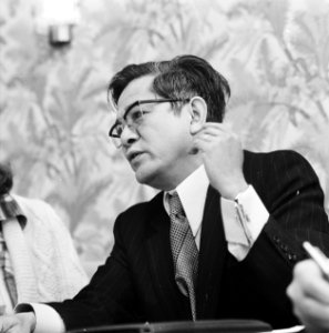 Vietnamese ambassadeur voor Nederland, Vo Van Sung staat pers te woord in Amster, Bestanddeelnr 929-5180