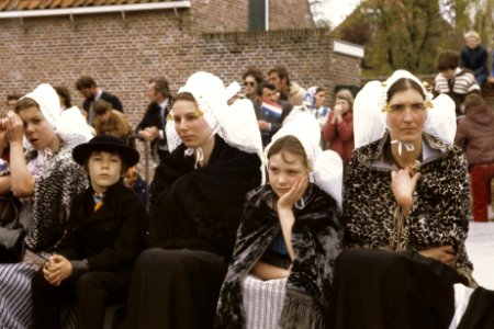 Viering Koninginnedag in Veere vrouwen in klederdracht van Zeeland, Bestanddeelnr 253-8533
