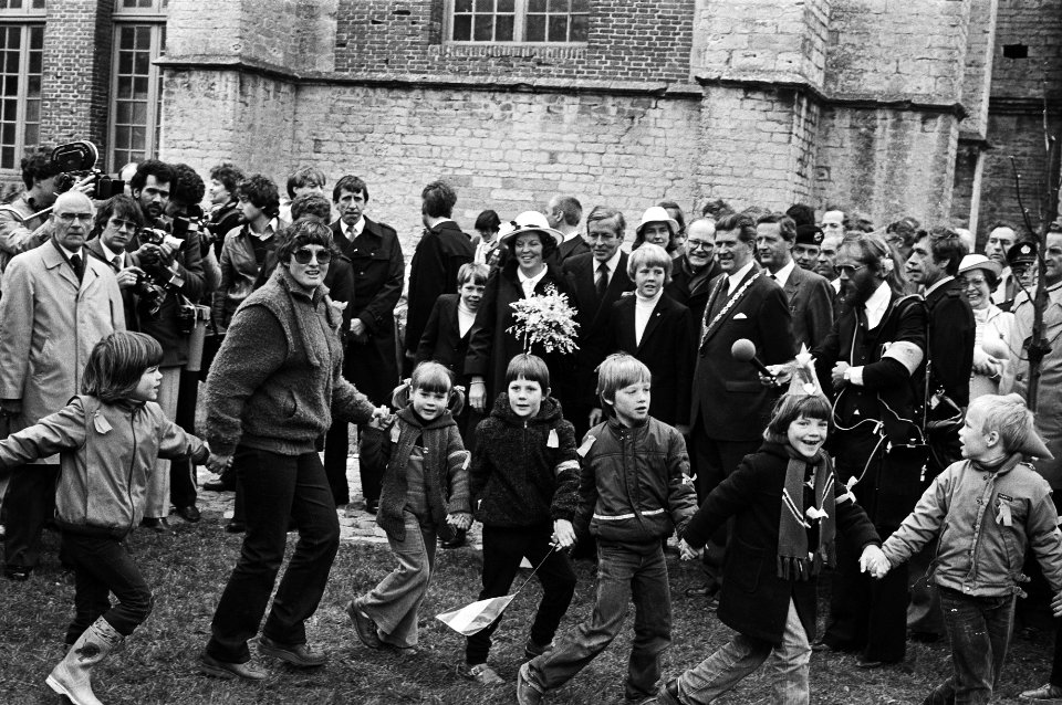Viering Koninginnedag in Veere, koninklijk gezin kijkt toe bij een ronde dans van kinderen in Veere, Bestanddeelnr 931-4608