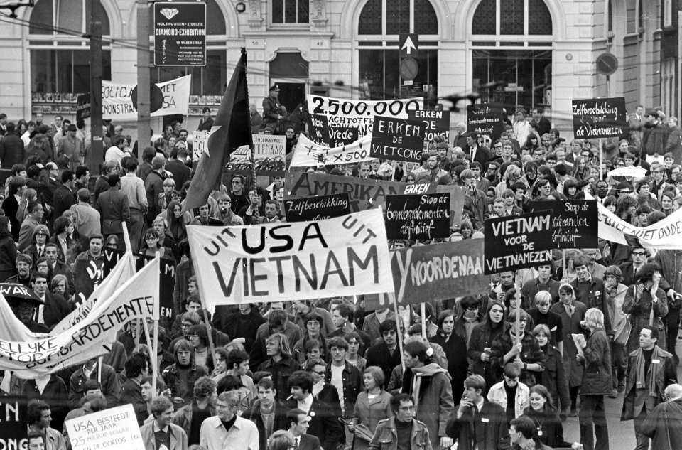 Vietnamdemonstratie in Amsterdam. In de stoet worden vele spandoeken meegedragen, Bestanddeelnr 920-8000