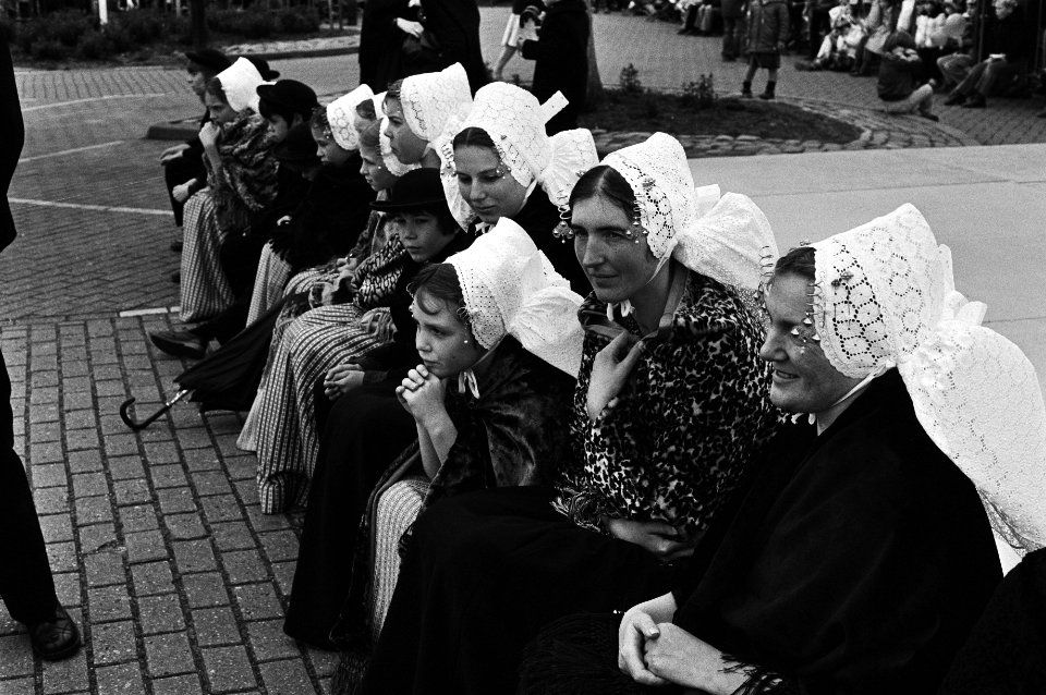 Viering Koninginnedag in Veere, vrouwen in klederdracht van Zeeland 30 april 1981, Bestanddeelnr 931-4624