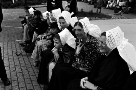 Viering Koninginnedag in Veere, vrouwen in klederdracht van Zeeland 30 april 1981, Bestanddeelnr 931-4624