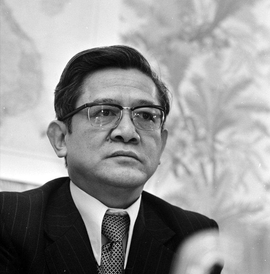 Vietnamese ambassadeur voor Nederland, Vo Van Sung staat pers te woord in Amster, Bestanddeelnr 929-5181