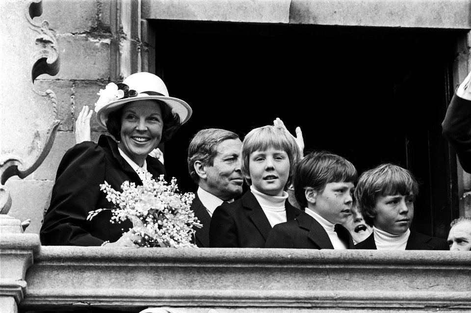 Viering Koninginnedag in Veere, op bordes stadhuis Beatrix , Prins Claus, Willem, Bestanddeelnr 931-4604