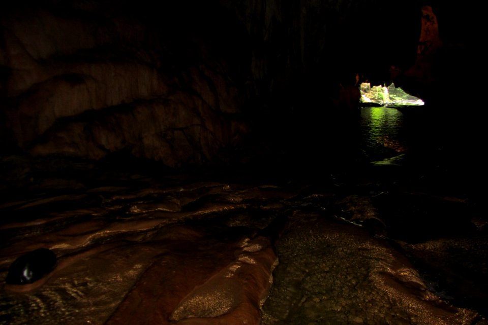 Vietnam-ThaiNguyen-PhoenixCave-mouthfrominside