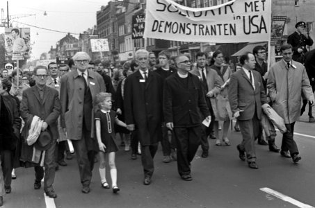 Vietnamdemonstratie in Amsterdam. Zie 208002, Bestanddeelnr 920-8013
