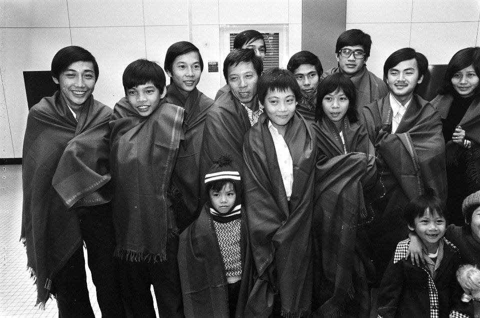 Vietnamese bootvluchtelingen op Schiphol aangekomen Vietnamezen in dekens geh, Bestanddeelnr 930-0336