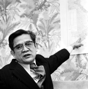 Vietnamese ambassadeur voor Nederland, Vo Van Sung staat pers te woord in Amster, Bestanddeelnr 929-5179