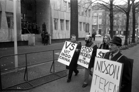 Vietnamdemonstratie in Den Haag , PvdA-kamerleden Schaef (links) en Laban (tweed, Bestanddeelnr 926-1673