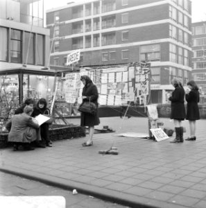 Vietnamdemonstratie in Rotterdam. Hier bij het Amerikaans consulaat in de Hoogst, Bestanddeelnr 920-9454