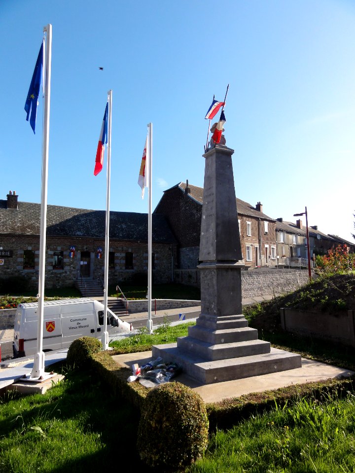Vieux-Mesnil (Nord, Fr) monument aux morts
