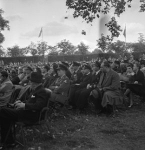 Viering van de 64e verjaardag van koningin Wilhelmina in Regents Park. Publiek, Bestanddeelnr 935-2533
