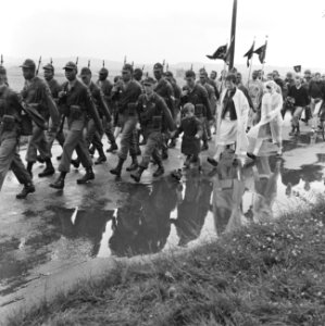 Vierdaagse te Nijmegen, derde dag, militairen in de regen, Bestanddeelnr 918-0199