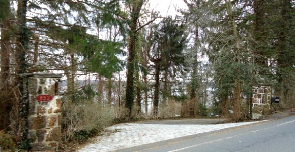 View from Navesink River Road of driveway