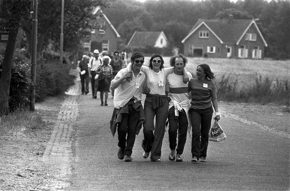 Vierdaagse van Apeldoorn gestart, wandelaarster wordt ondersteund, Bestanddeelnr 926-5398