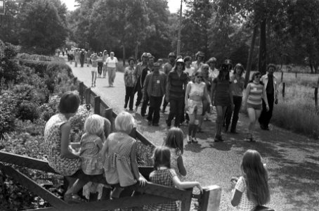Vierdaagse van Apeldoorn gestart, kijken naar wandelaars, Bestanddeelnr 926-5396