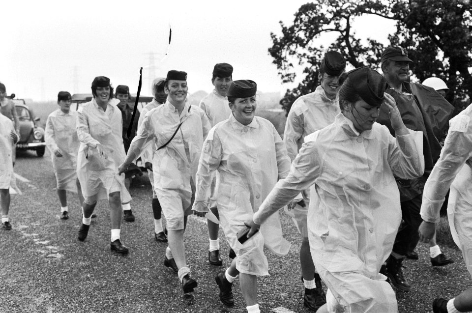 Vierdaagse van Nijmegen (1e dag) deelnemers in de regen, Bestanddeelnr 927-3280