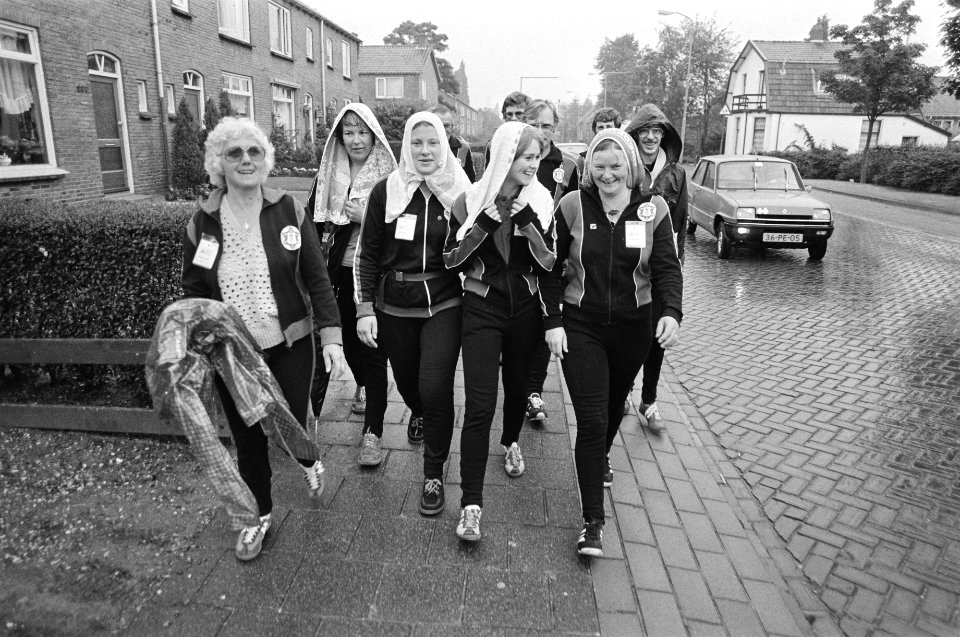 Vierdaagse van Apeldoorn van start gegaan enkele deelneemsters beschermen zich , Bestanddeelnr 931-5886