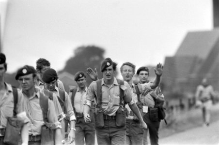 Vierdaagse van Nijmegen (1e dag) deelnemers in de regen (militairen), Bestanddeelnr 927-3282