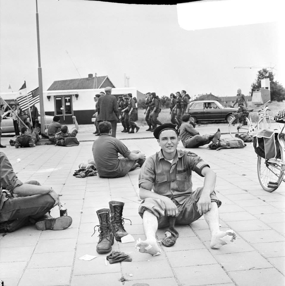Vierdaagse van Nijmegen, tweede dag, militair met voeten vol blaren, Bestanddeelnr 926-5567