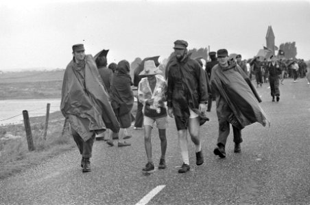Vierdaagse van Nijmegen (1e dag) deelnemers in de regen, Bestanddeelnr 927-3278