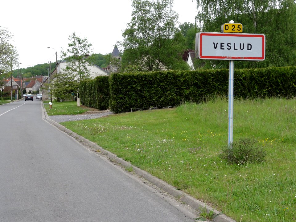 Veslud (Aisne) city limit sign