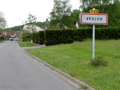Veslud (Aisne) city limit sign