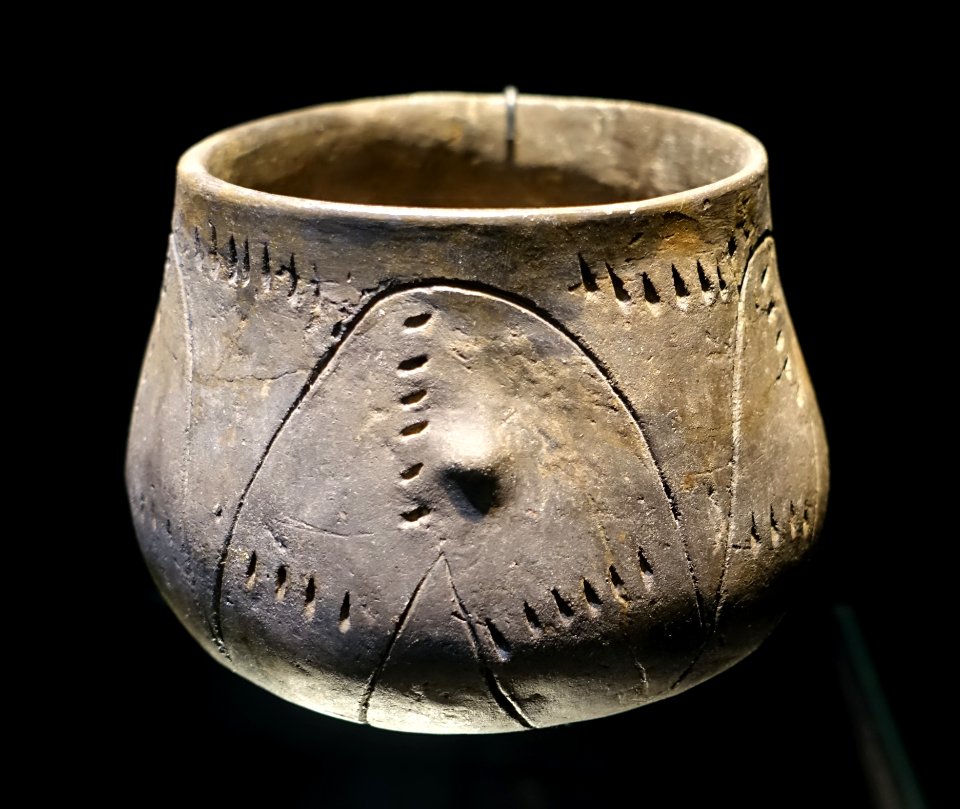 Vessel from Grave 47, Viesenhäuser Hof, Stuttgart-Mühlhausen, 5100 BC, ceramic - Landesmuseum Württemberg - Stuttgart, Germany - DSC02719