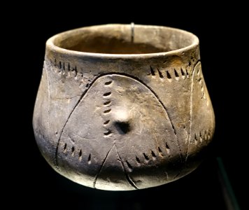 Vessel from Grave 47, Viesenhäuser Hof, Stuttgart-Mühlhausen, 5100 BC, ceramic - Landesmuseum Württemberg - Stuttgart, Germany - DSC02719