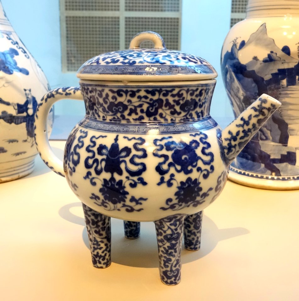 Vessel in the shape of an ancient bronze vessel, China, Jingdezhen, Jiangxi province, Qing dynasty, Qianlong emperor, porcelain with underglaze blue - Asian Art Museum of San Francisco - DSC01364
