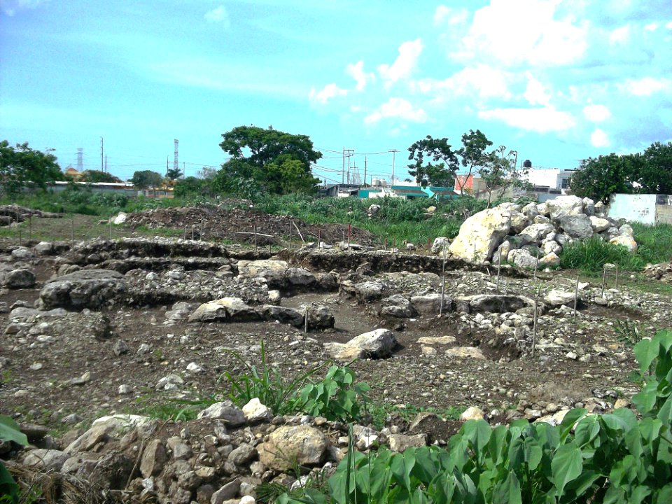 Vestigios arqueológicos junto a la planta termoeléctrica Nachi Cocom, Mérida, Yucatán (01)