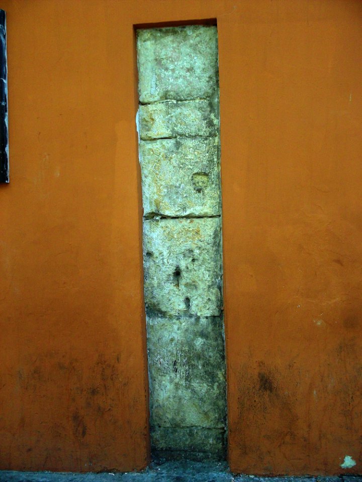 Vestigios mayas en las calles 60x61, Mérida, Yucatán (03)