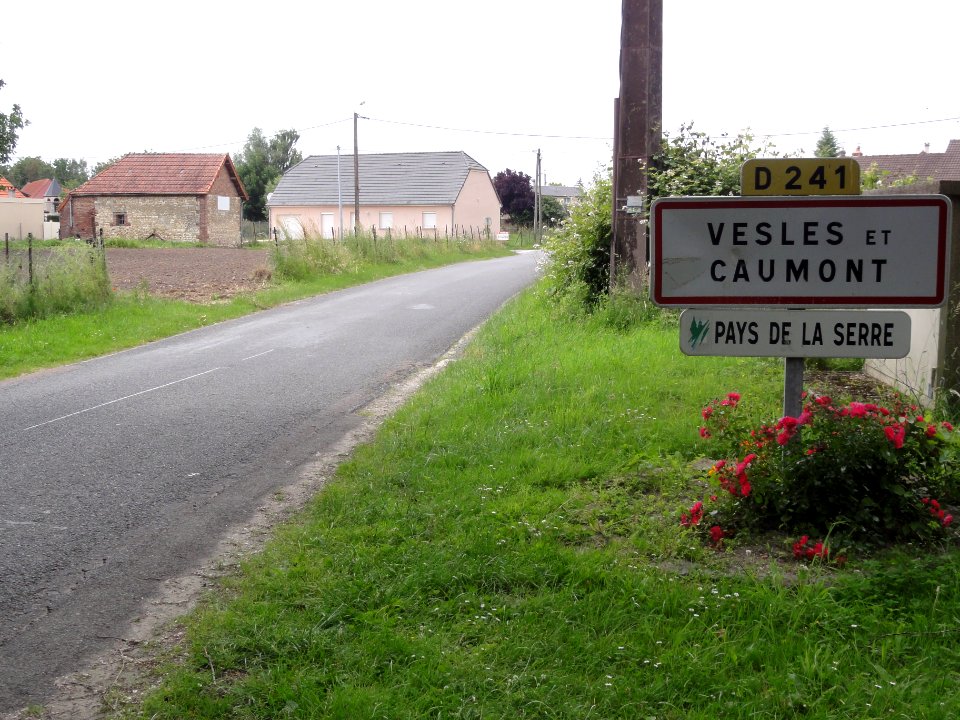 Vesles-et-Caumont (Aisne) city limit sign