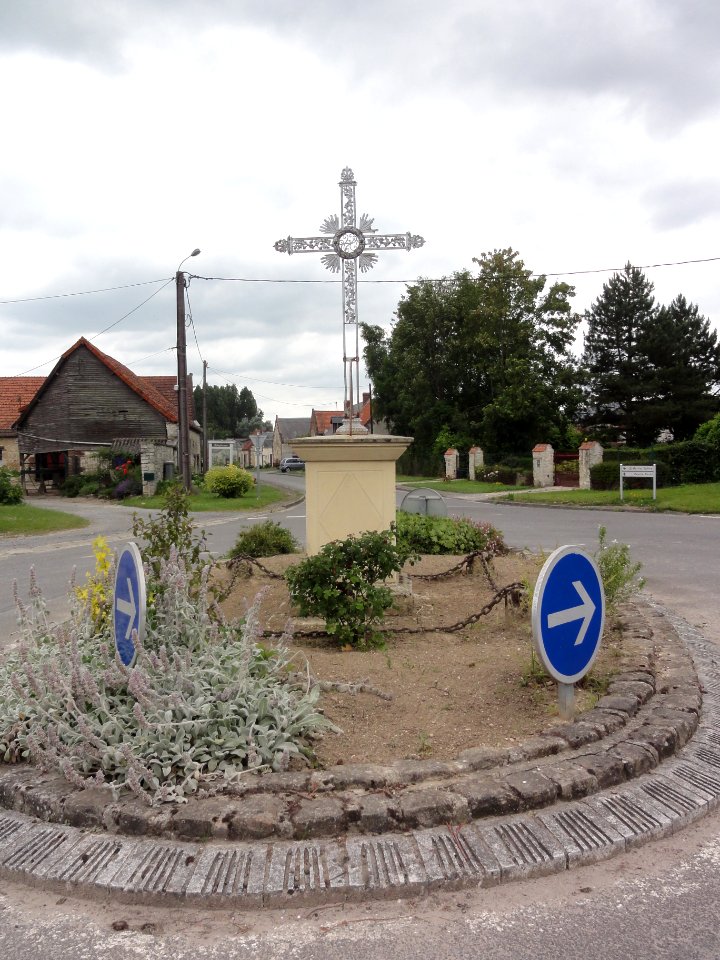 Vesles-et-Caumont (Aisne) croix de chemin, rond-point