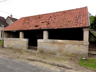 Veslud (Aisne) lavoir du centre, extérieur