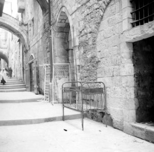 Via Dolorosa met metalen raamwerk van een ledikant, Bestanddeelnr 255-5281