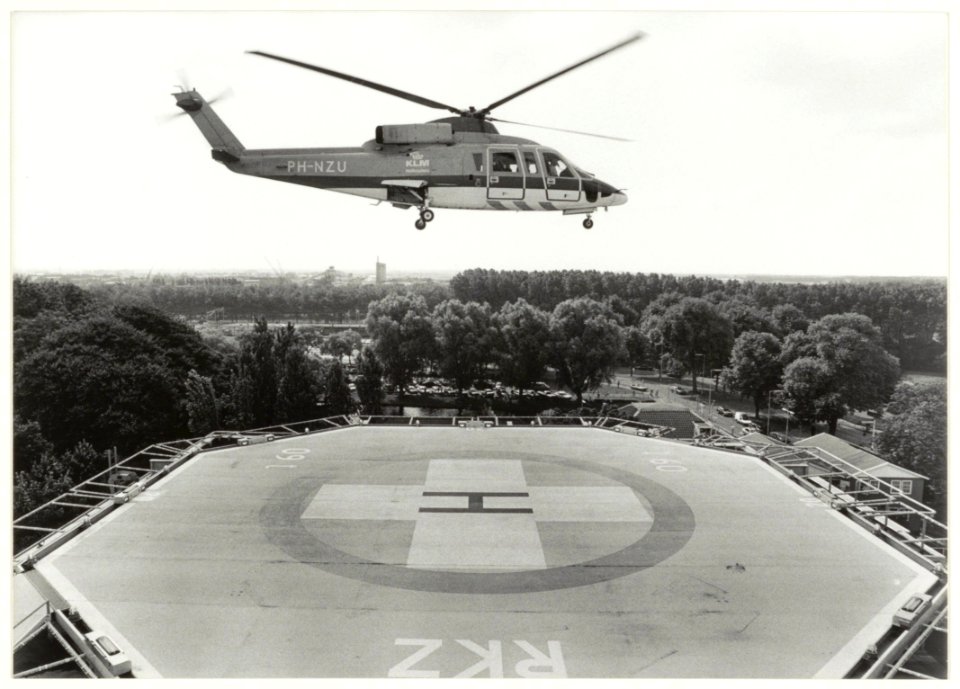 Via het dak van het Rode Kruis Ziekenhuis gaan donororganen per helicopter naar andere bestemmingen. NL-HlmNHA 54050169
