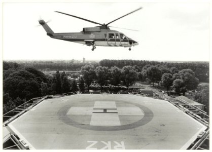 Via het dak van het Rode Kruis Ziekenhuis gaan donororganen per helicopter naar andere bestemmingen. NL-HlmNHA 54050169