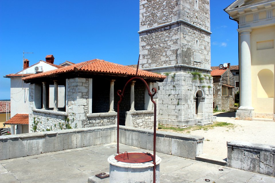 Višnjan–Loggia and well-01