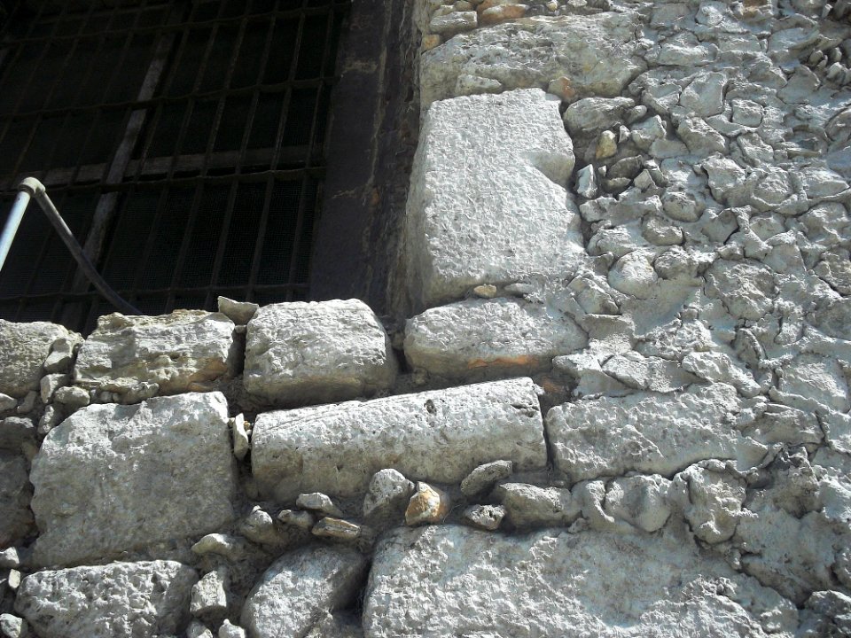 Vestigios mayas en la Iglesia de la 3ª Orden, Mérida, Yucatán (04)