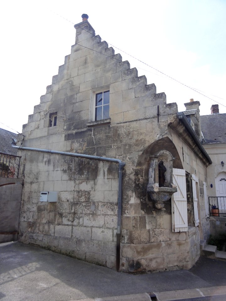 Vic-sur-Aisne Pignon à échelons avec niche