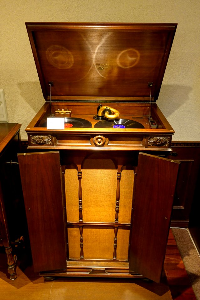 Victrola Credenza VE 8-30X, Victor Talking Machine Co., USA, 1925 - Kanazawa Phonograph Museum - Kanazawa, Japan - DSC00912