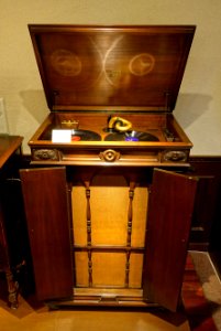 Victrola Credenza VE 8-30X, Victor Talking Machine Co., USA, 1925 - Kanazawa Phonograph Museum - Kanazawa, Japan - DSC00912