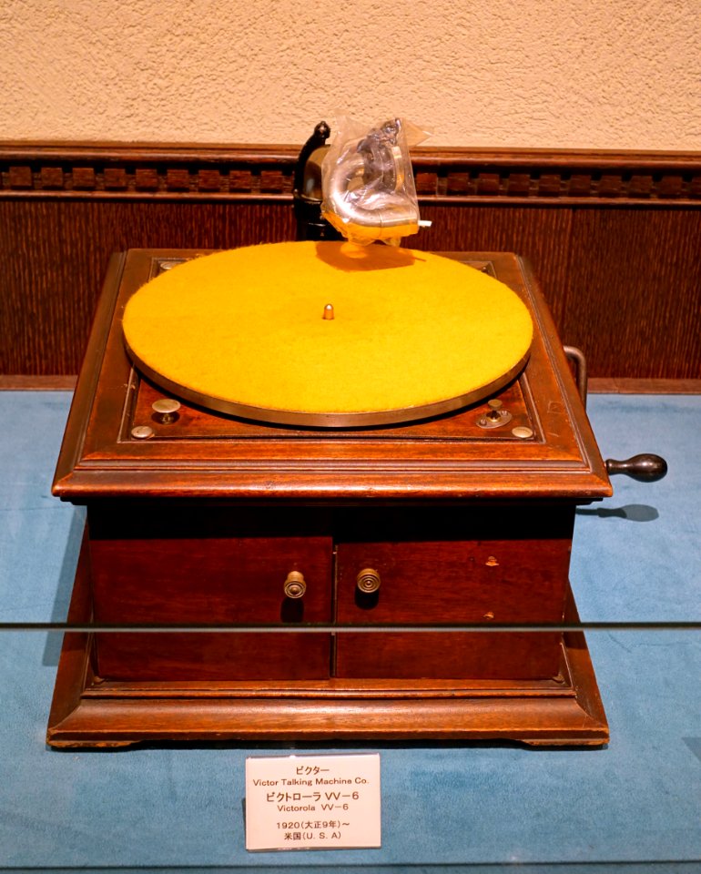 Victrola VV-6, Victor Talking Machine Co., USA, 1920 - Kanazawa Phonograph Museum - Kanazawa, Japan - DSC01016