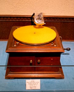 Victrola VV-6, Victor Talking Machine Co., USA, 1920 - Kanazawa Phonograph Museum - Kanazawa, Japan - DSC01016