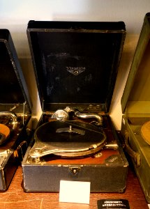 Victrola VV J2-5 Gramophone, Victor Talking Machine Co. of Japan, Ltd, undated - Kanazawa Phonograph Museum - Kanazawa, Japan - DSC00859