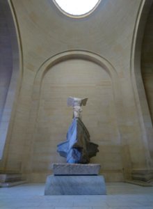 Victoire de Samothrace - Musée du Louvre - vue large