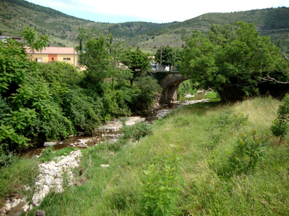 Vesseaux (Ardèche, Fr) le Luol avec son pont
