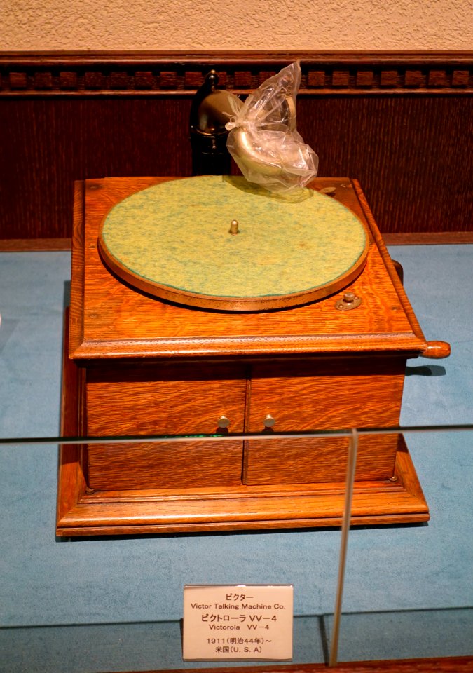 Victrola VV-4, Victor Talking Machine Co., USA, 1911 - Kanazawa Phonograph Museum - Kanazawa, Japan - DSC01014